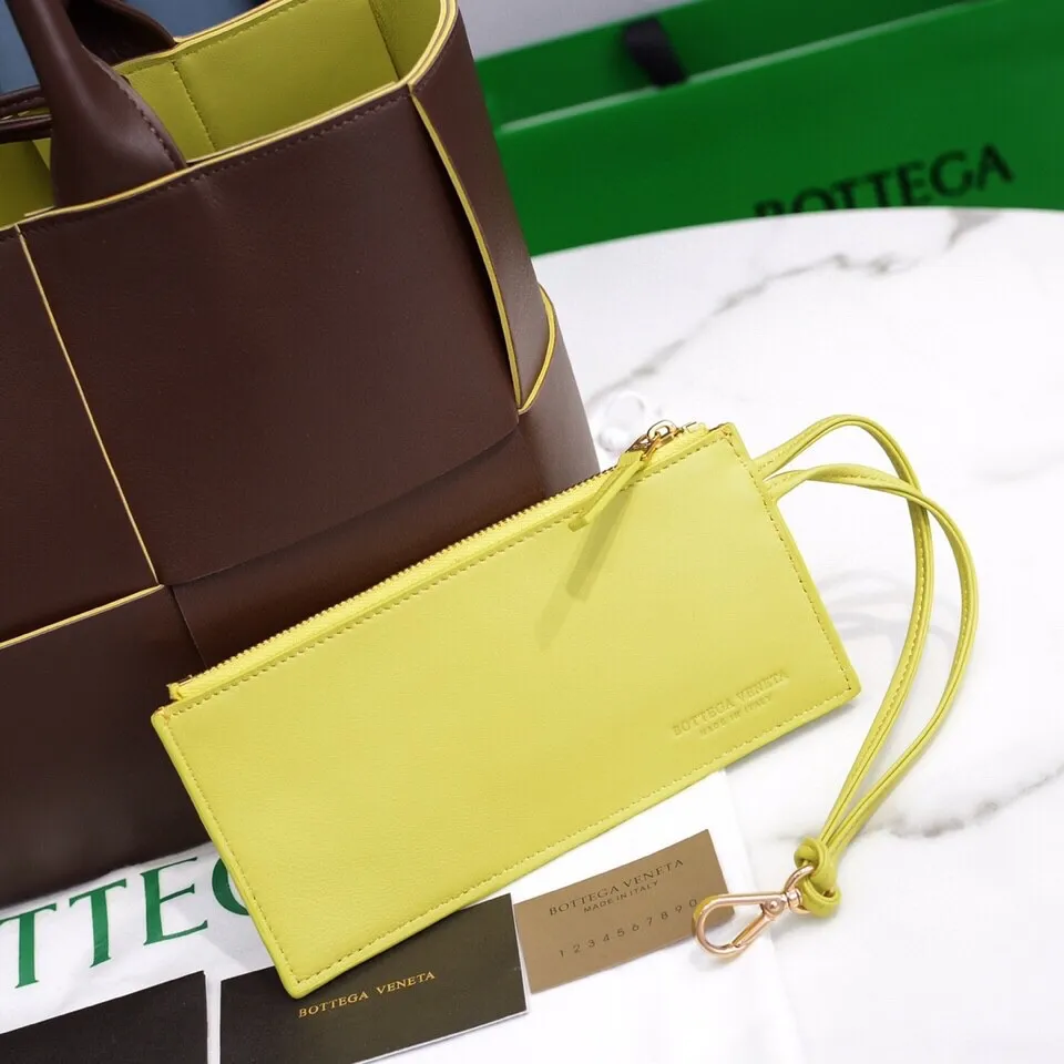 Batch 1860 BottegaVeneta# 🧷Early autumn SLIP tote handbag, the oversized woven design really makes it a huge gap from ordinary tote bags🔗🔗Different color combinations for the inner and outer layers ⛓Daniel Lee leads the brand gene to continue to evolve with fresh inspiration🧬🧬 Showing the balance between luxury and reality👉Retro brown Size: 36*24*12【9892#】